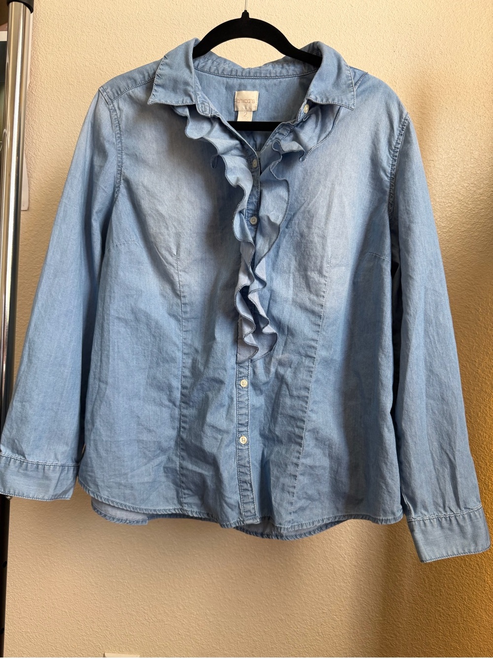 Women’s Light Blue Ruffle-Front Chambray Shirt Chico size 2